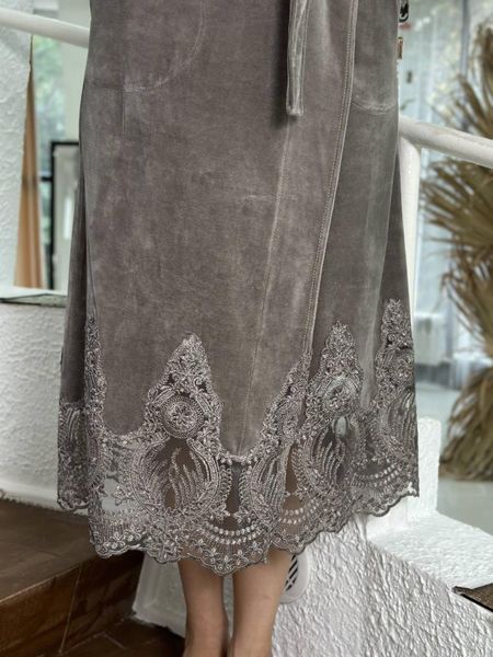 Халат жіночий велюровий довгий із мереживом бежевий L/XL 2905980611 фото